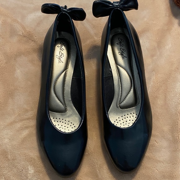 Soft Style Bow Heels - Picture 1 of 6